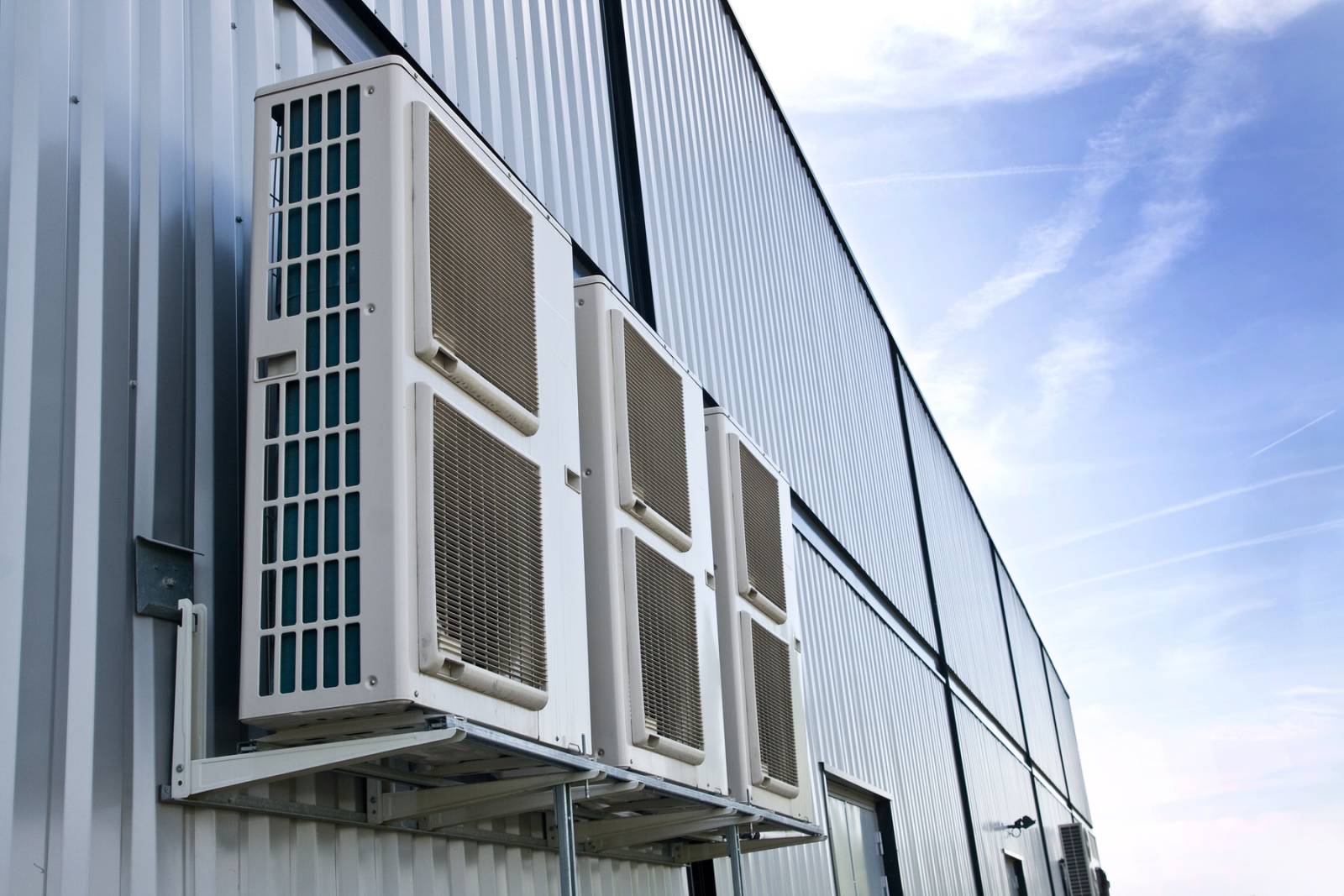 Spécialiste des solutions de chauffage, climatisation, pompes à chaleur, énergies renouvelables, électricité générale, et plomberie, intervenant dans les Yvelines 78