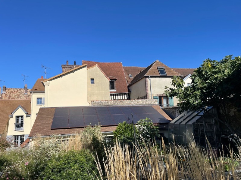  Installation de panneaux photovoltaïques 6,8 kW couleur rouge pour répondre aux besoins des bâtiments de France à Houdan, 78 dans les Yvelines